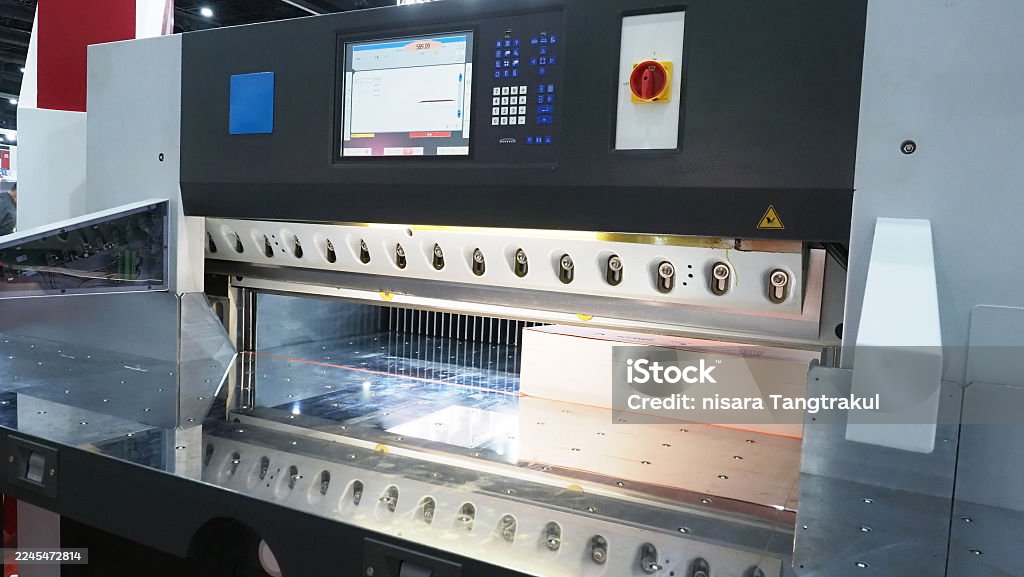 Imagem de máquina guilhotina